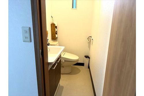 washbasin & toilet