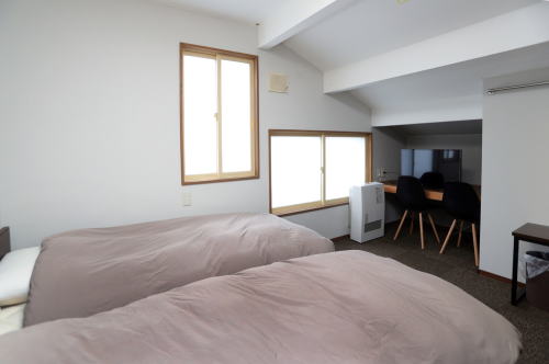 Twin Bed Room 115 ft2